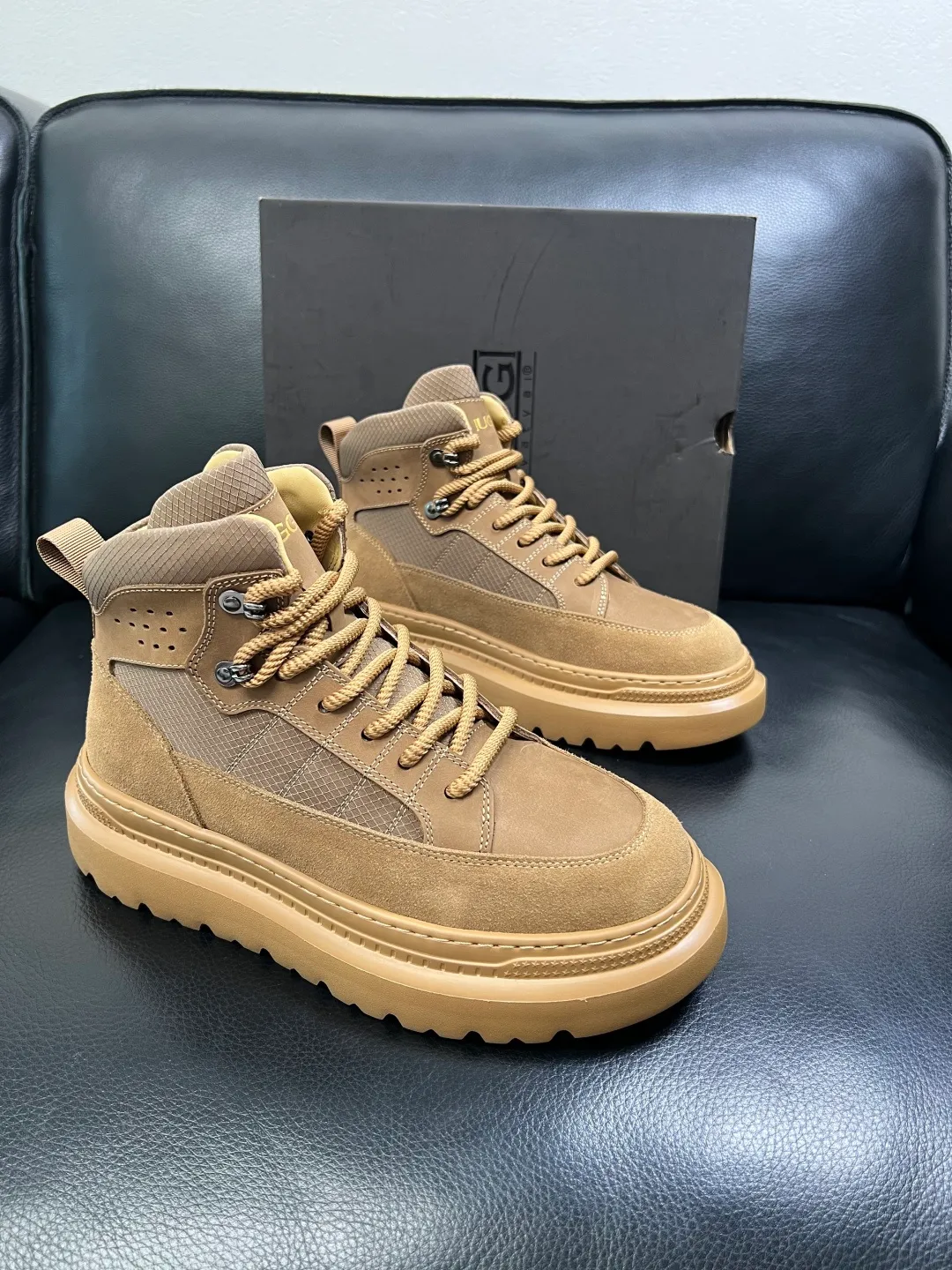 Men's men's shoes 💰740 UGG High-quality top crafts. Original configuration is available at the counter simultaneously. Original cowhide fabric imported from Italy, high-quality splicing technology, fully imported lambswool lining. Sole: Original sole is specially provided by the original factory and is super comfortable. Original factory and single goods are welcome to compare. Size 39-44